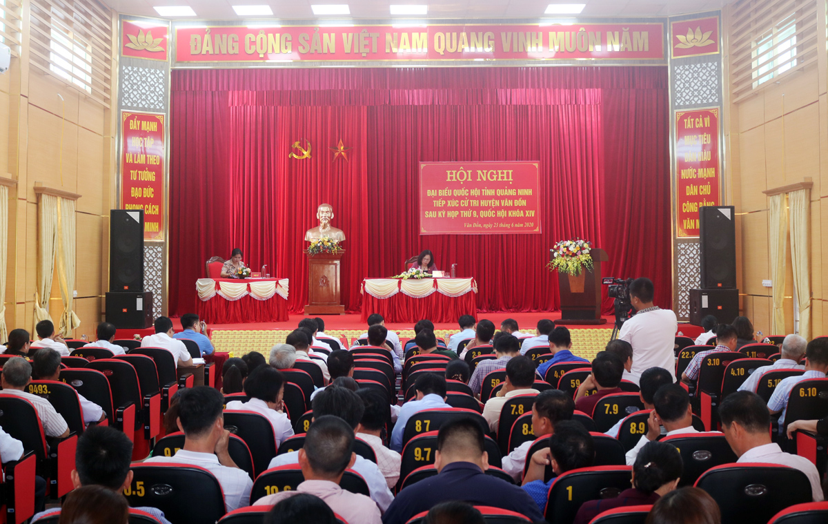 Quang cảnh buổi tiếp xúc cử tri của ĐBQH Ngô Thị Minh tại huyện Vân Đồn.