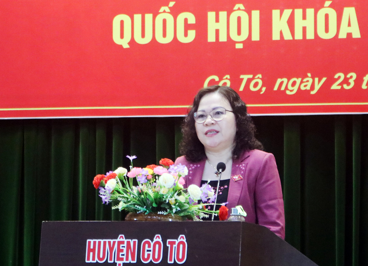 Đồng chí Ngô Thị Minh, Phó Chủ nhiệm Ủy ban Văn hóa, Giáo dục, Thanh niên và Nhi đồng Quốc hội, ĐBQH tỉnh Quảng Ninh phát biểu tại buổi tiếp xúc cử tri.