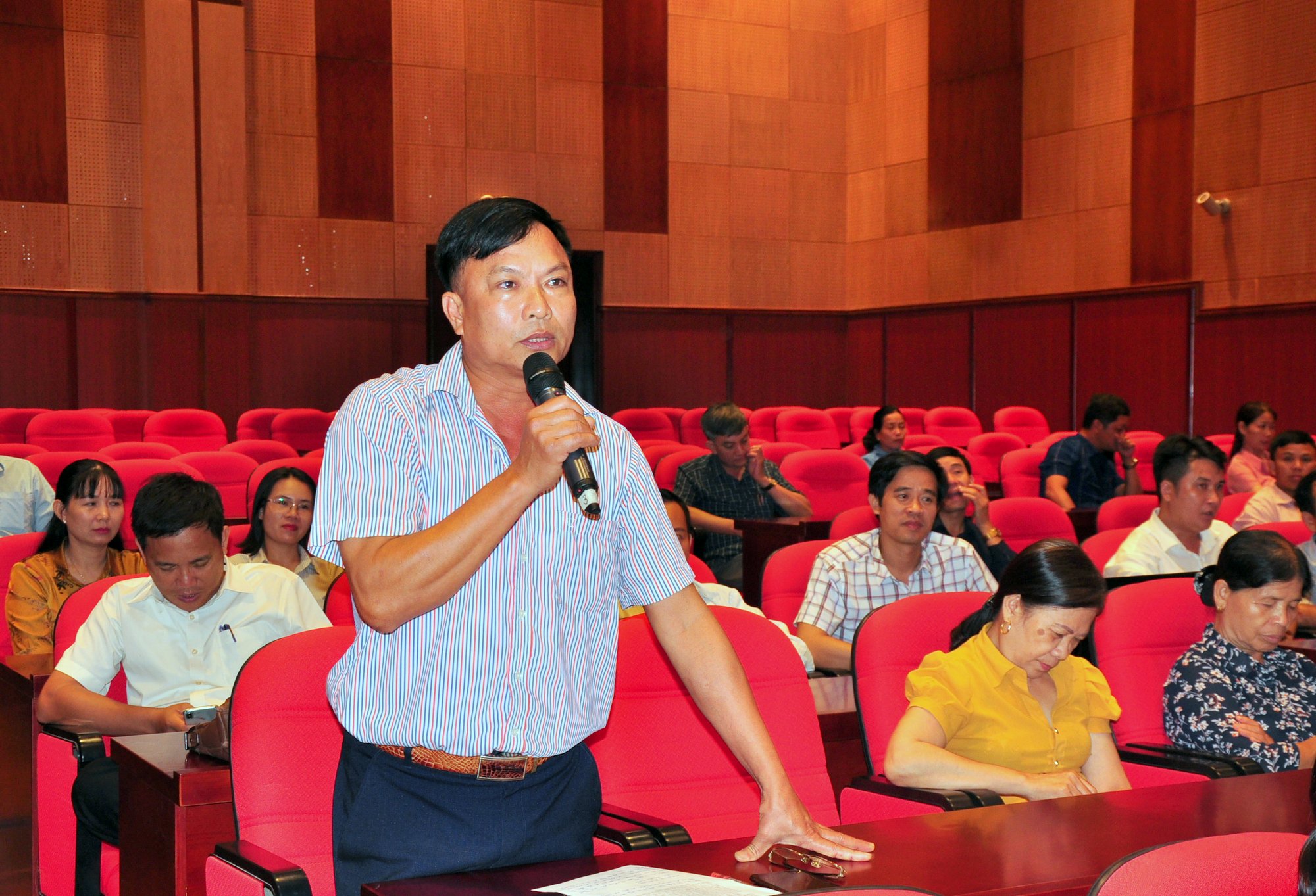 Đại diện cử tri TX Quảng Yên gửi tới đồng chí ĐBQH các ý kiến, kién nghị.