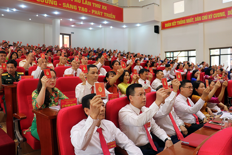 Đại hội biểu quyết thông qua Nghị quyết Đại hội Đảng bộ TP Uông Bí lần thứ XX, nhiệm kỳ 2020-2025.