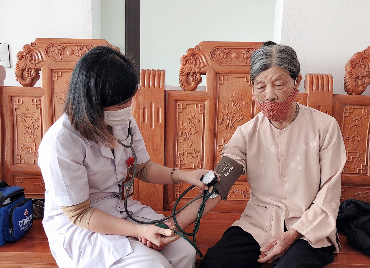  Bác sĩ tại Trạm y tế xã Việt Dân (Đông Triều) đến khám và phát thuốc BHYT tại nhà cho người cao tuổi trong đợt dịch Covid-19 bùng phát.