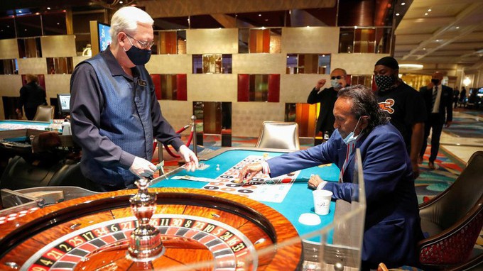 Khách hàng tại một sòng bạc ở thành phố Las Vegas, bang Nevada, Mỹ, hôm 4/6. Ảnh:Reuters