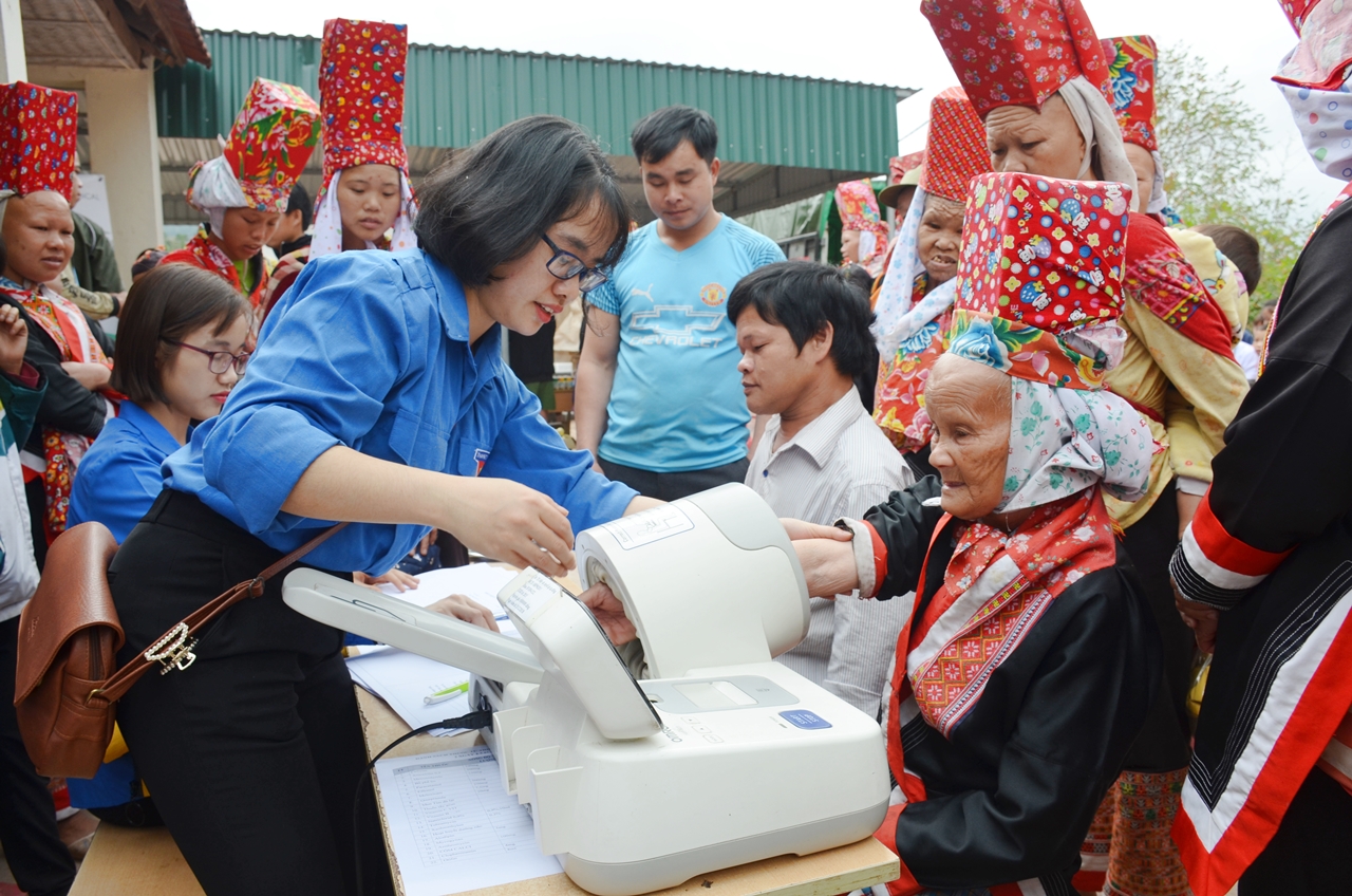 Các y bác sĩ Bệnh viện Sản Nhi Quảng Ninh khám và phát thuốc miễn phí cho người cao tuổi xã Đồng Tâm, huyện Bình Liêu.