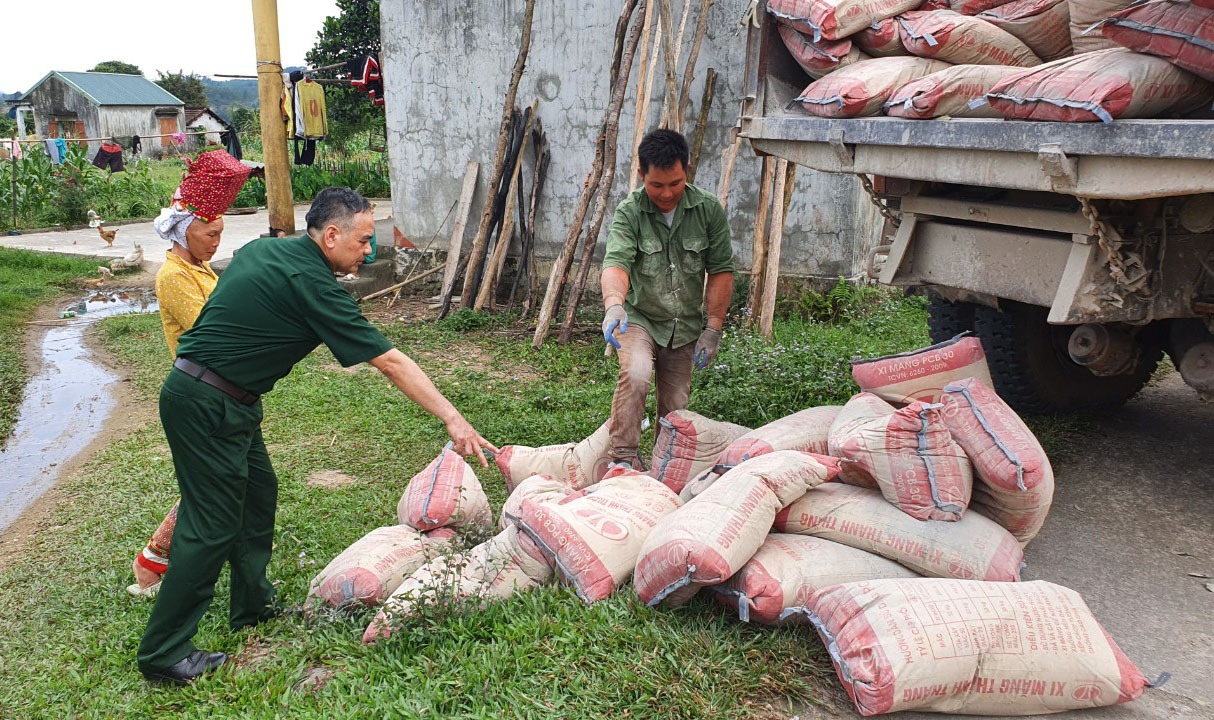 105 tấn xi măng do Hội CCB tỉnh và huyện Hải Hà được giao đến từng gia đình trên địa bàn xã Quảng Sơn.