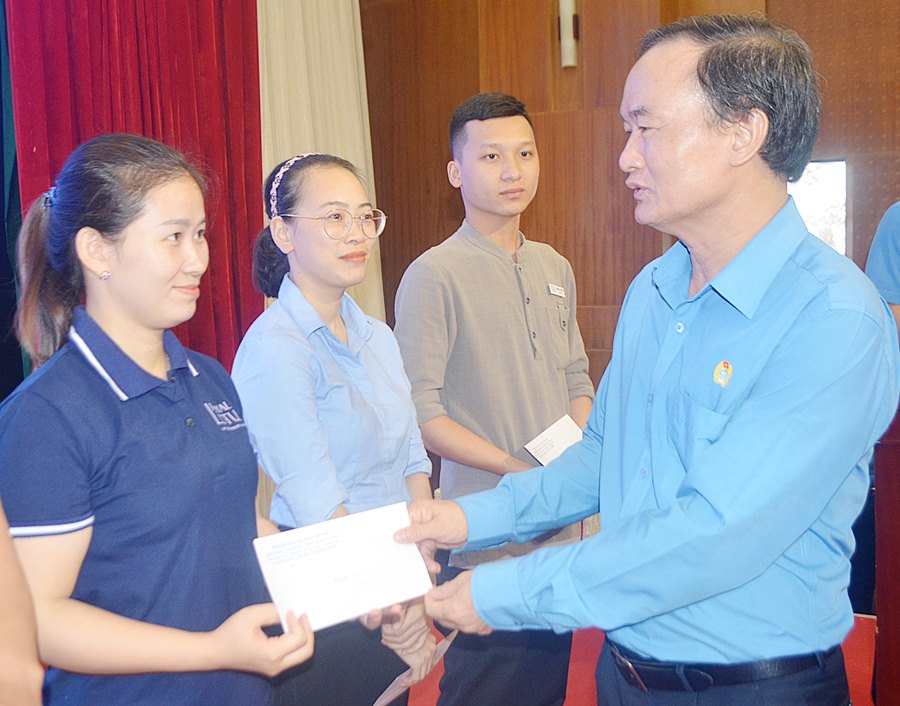 Ông Trần Danh Chức, Chủ tịch LĐLĐ tỉnh trao hỗ trợ cho CNLĐ.