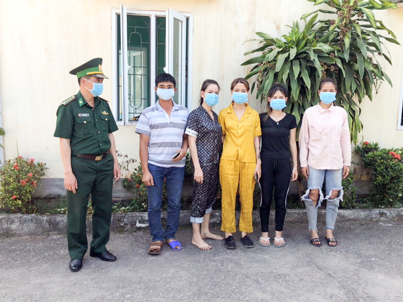 Cán bộ chiến sỹ Đồn Biên phòng bắc Sơn bắt giữ các đối tượng