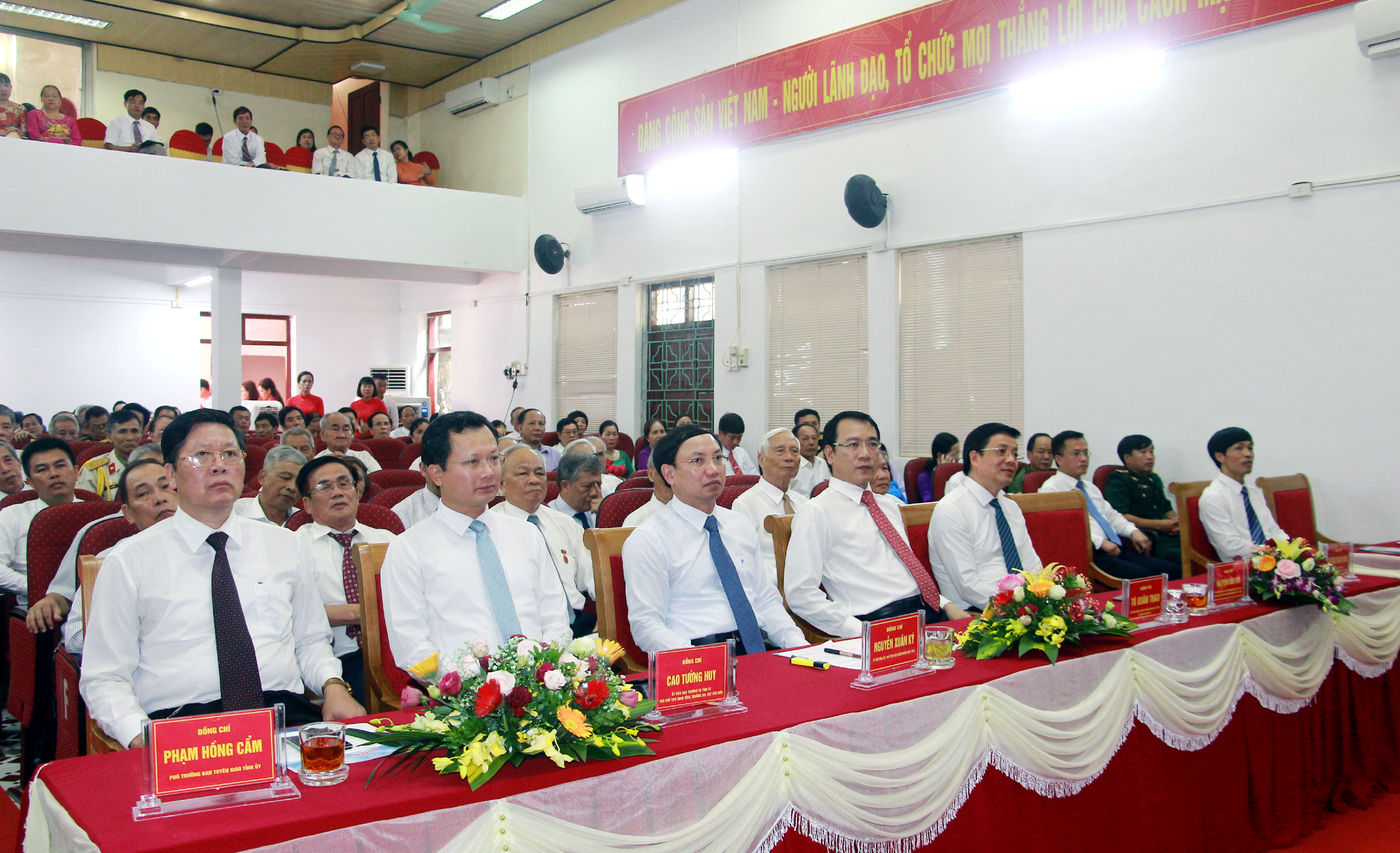 Các đại biểu tham dự lễ Kỷ niệm 70 năm Ngày thành lập Đảng bộ huyện Vân Đồn.