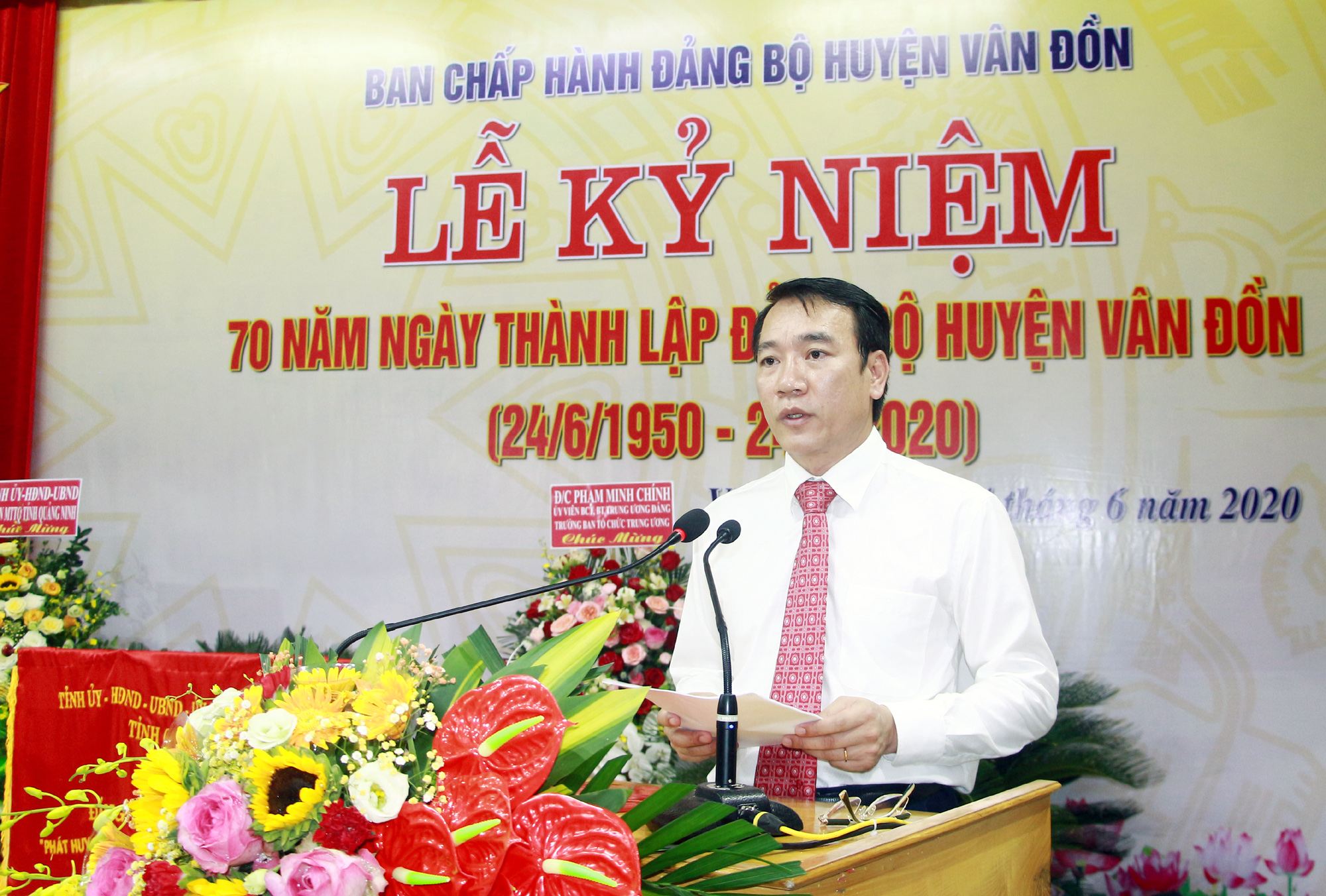Đồng chí Tô Xuân Thao, Bí thư Huyện ủy, phát biểu ôn lại truyền thống 70 năm Ngày thành lập Đảng bộ huyện Vân Đồn.