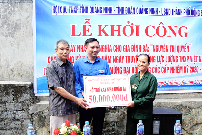 Đồng chí Lê Hùng Sơn, Bí thư Tỉnh đoàn cùng lãnh đạo Cựu TNXP tỉnh trao kinh phí hỗ trợ xây nhà cho bà Nguyễn Thị Quyến