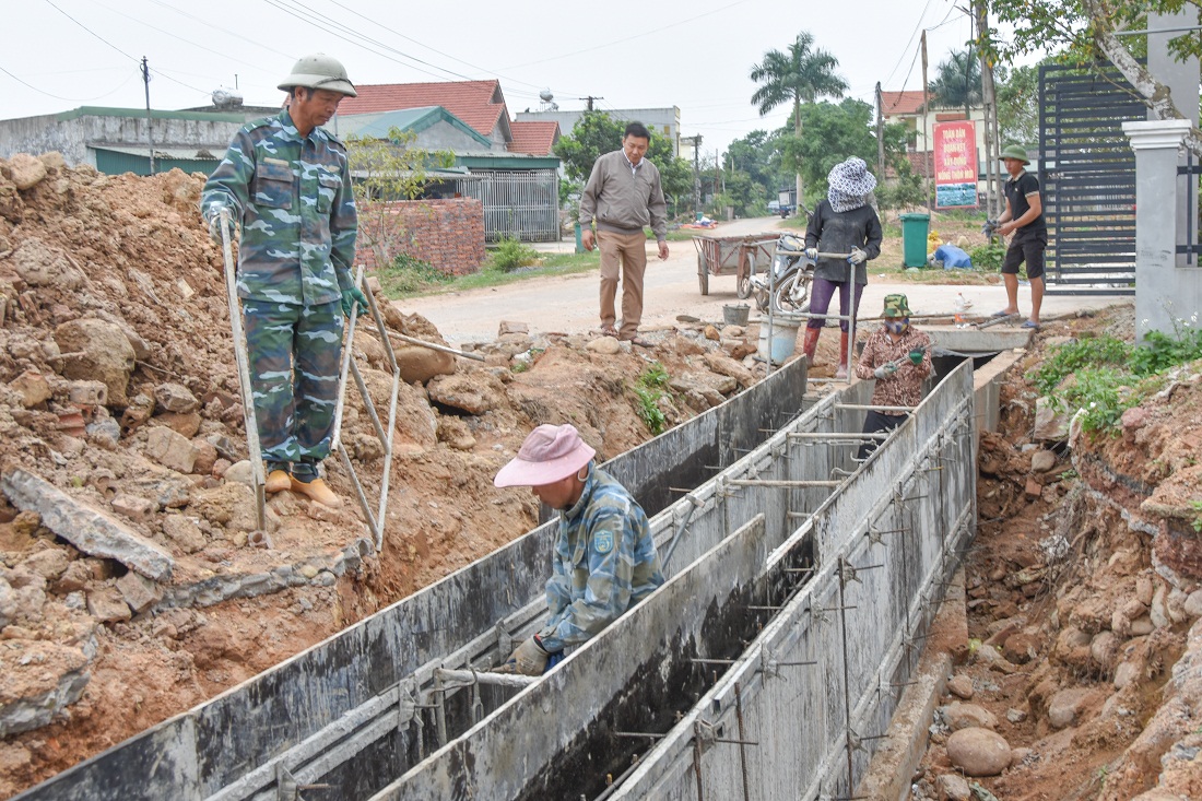 Quá trình thi công hệ thống cống tiêu thoát nước tại thôn Hải Đông (xã Quảng Thành, huyện Hải Hà) có sự tham gia giám sát của Ban giám sát đầu tư của cộng đồng.