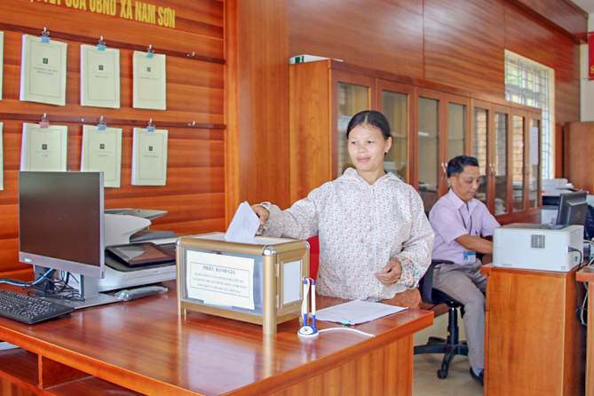 Người dân xã Nam Sơn (huyện Ba Chẽ) hoàn thành phiếu đánh giá mức độ hài lòng tại Bộ phận tiếp nhận và trả kết quả hiện đại của xã.