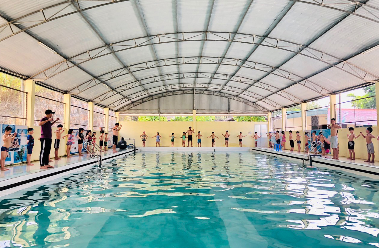 Một tiết học bơi của học sinh Trường TH, THCS & THPT Nguyễn Bỉnh Khiêm.
