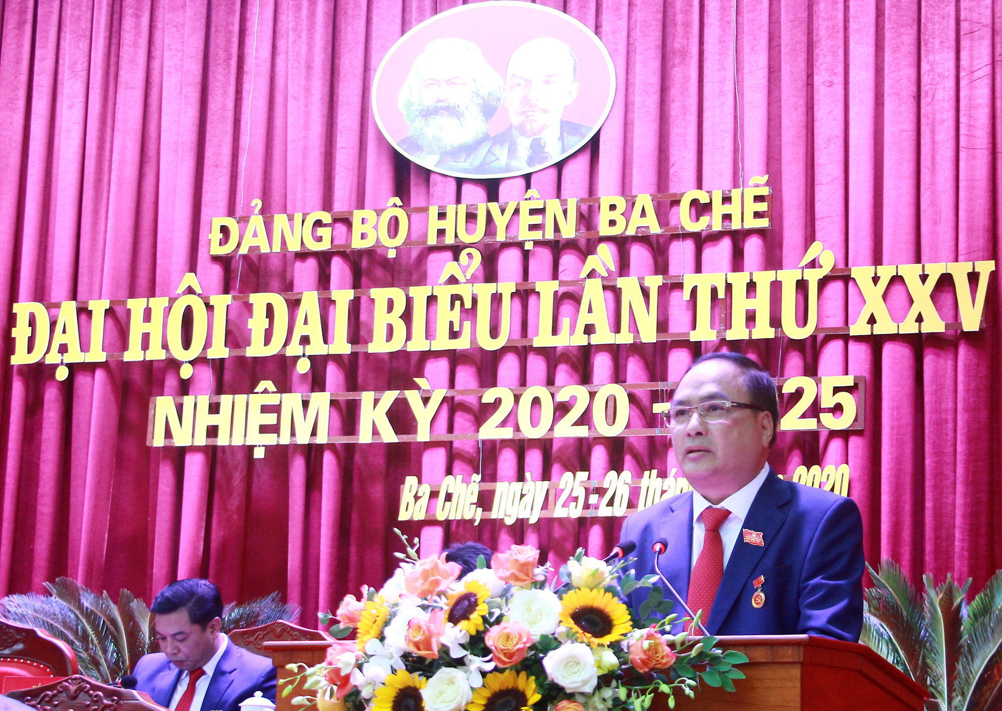 Đồng chí Lê Minh Hải, Bí thư Huyện ủy, Chủ tịch HĐND huyện trình bày báo cáo chính trị tại Đại hội.