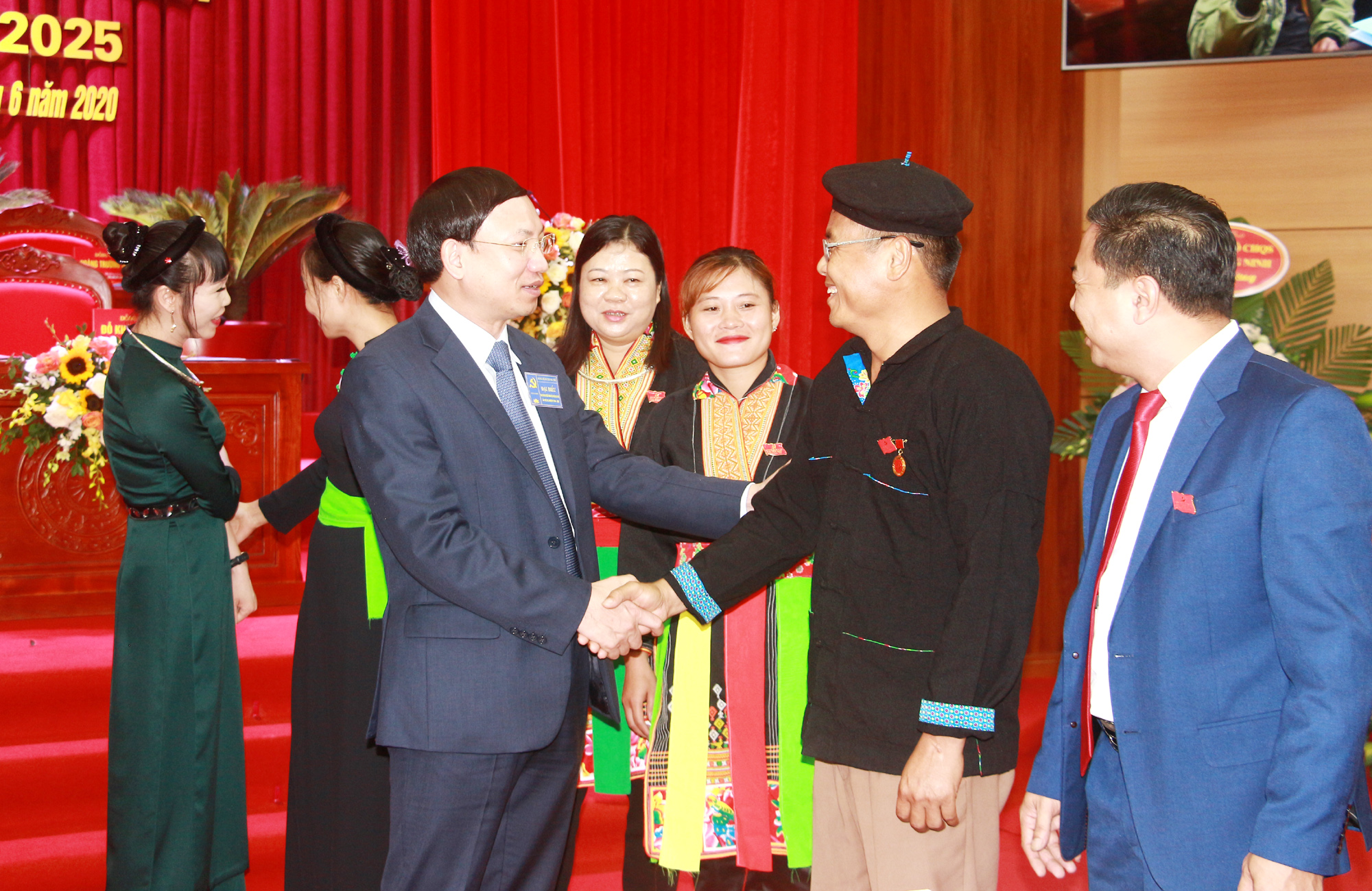 Đồng chí Nguyễn Xuân Ký, Bí thư Tỉnh ủy, Chủ tịch HĐND tỉnh, trao đổi với các đảng viên tham dự Đại hội.