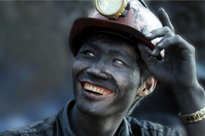 Nụ cười người thợ mỏ. Ảnh: Phạm Cường