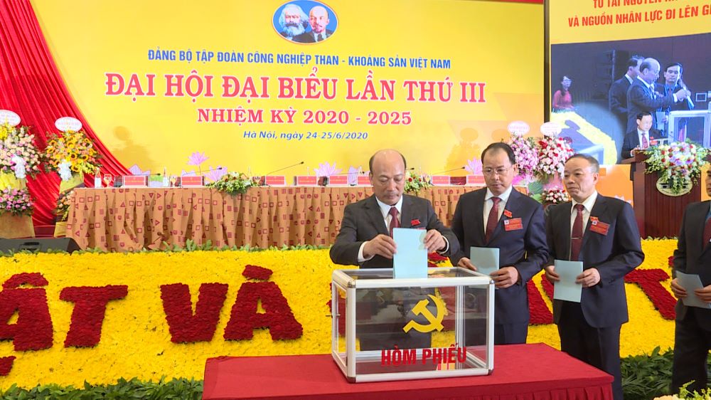 Các đại biểu tiến hành bầu Ban Chấp hành Đảng bộ Tập đoàn Công nghiệp Than - Khoáng sản Việt Nam lần thứ III, nhiệm kỳ 2020 - 2025