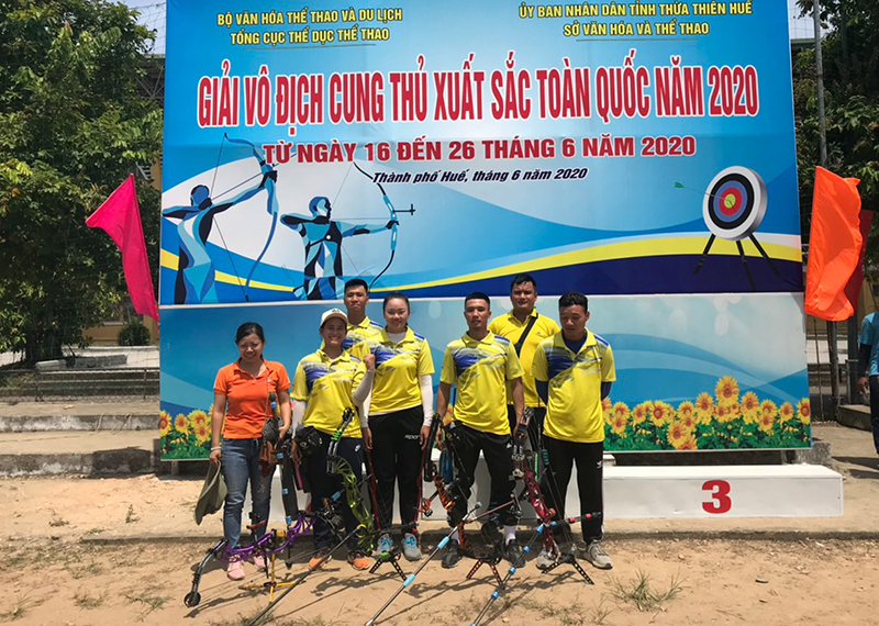 HLV và VĐV đoàn Quảng Ninh tại giải.