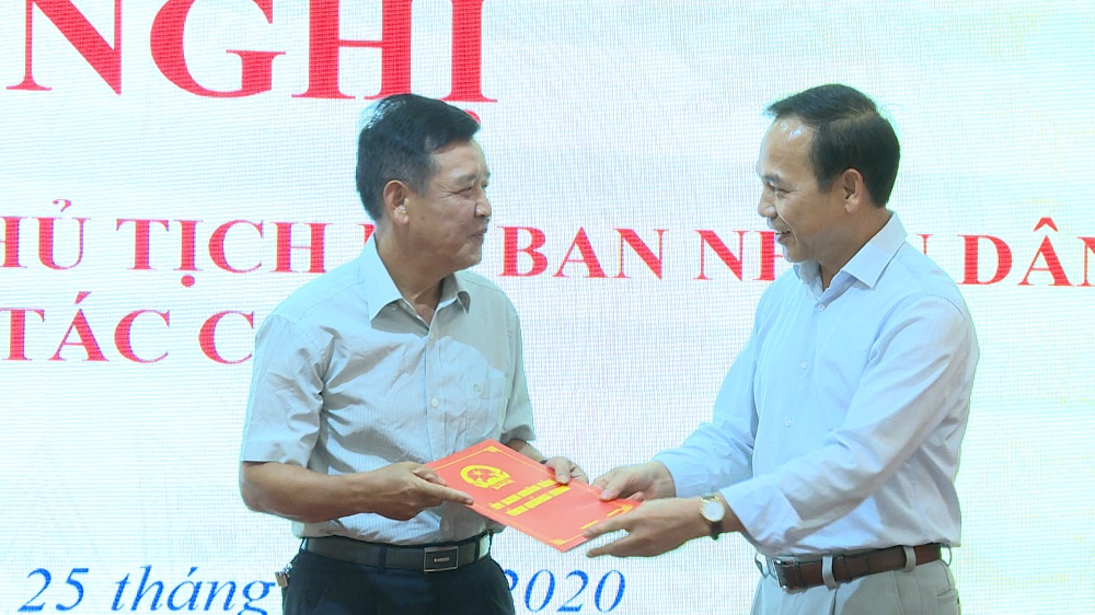 Đồng chí Đặng Huy Hậu, Phó Chủ tịch Thường trực UBND tỉnh trao quyết định điều động bổ nhiệm 