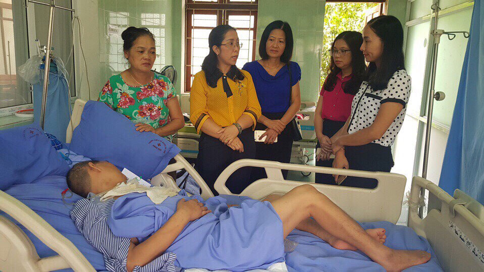 Cán bộ Công đoàn Sở GD-ĐT đi thăm thầy giáo Hoàng Văn Vinh, giáo viên trường THCS Lương Mông, Ba Chẽ bị TNGT.