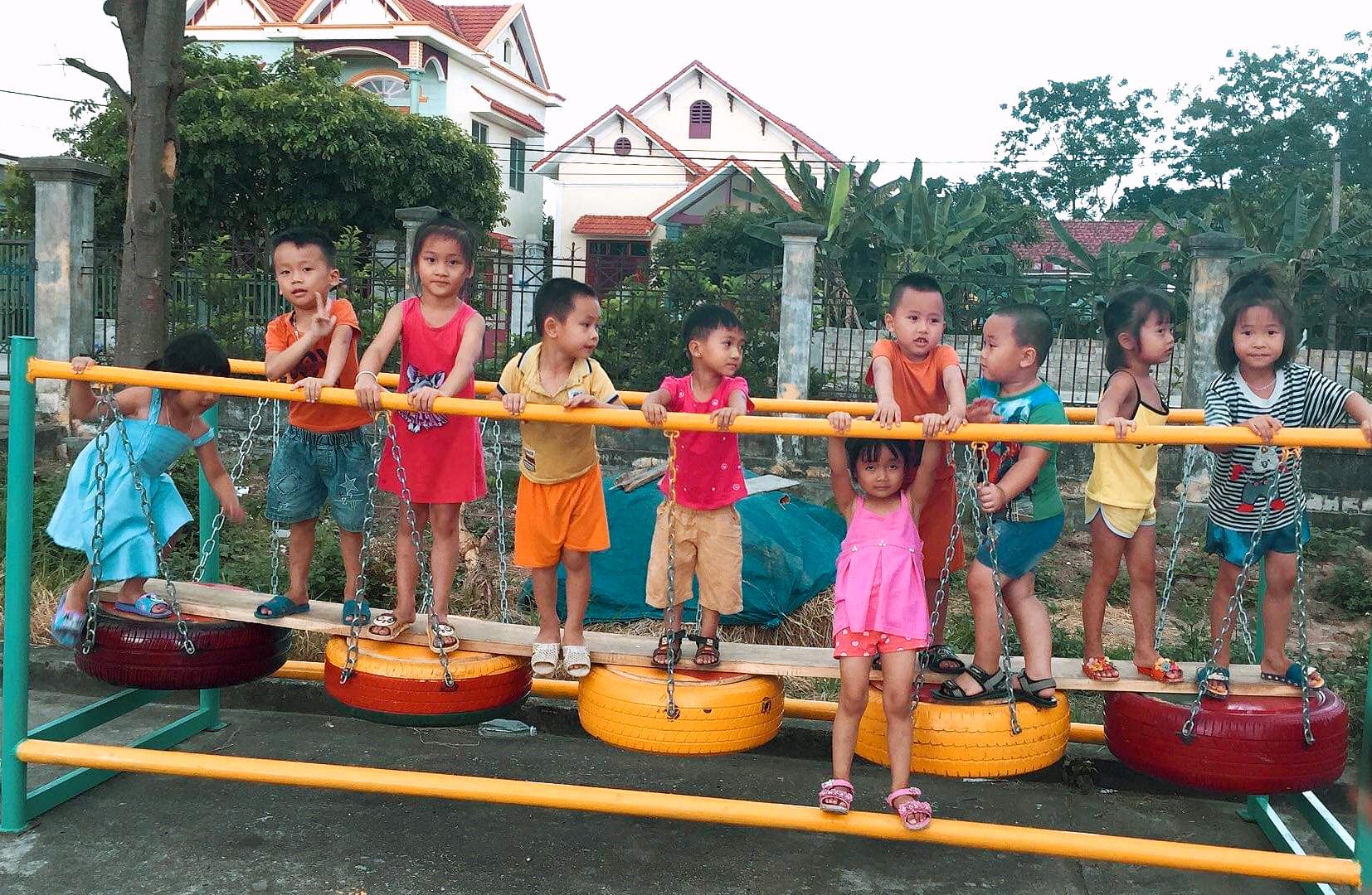 Trẻ em vui chơi tại điểm vui chơi làm bằng vật liệu tái chế tại phường Tân An (TX Quảng Yên)