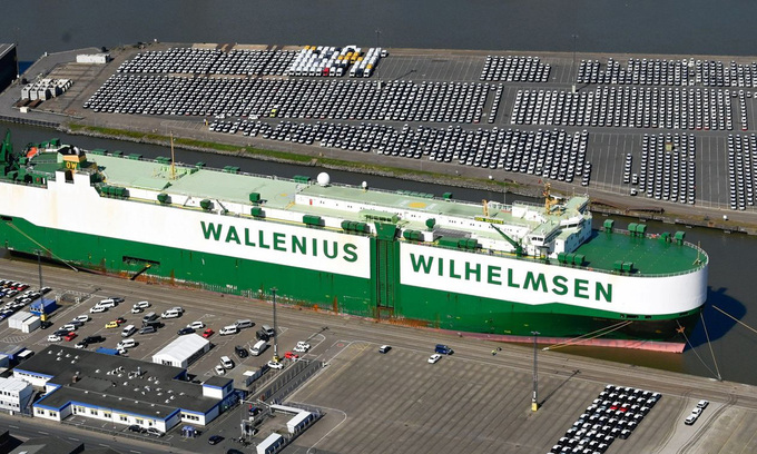 Ôtô xếp tại cảng Bremerhaven của Đức hôm 24/4 để chuẩn bị xuất khẩu. Ảnh: Reuters.