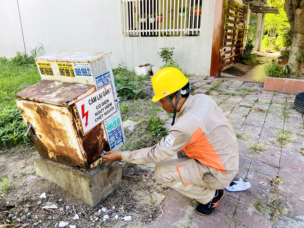 Phần lớn các tủ điện ở khu đô thị Cao Xanh - Hà Khánh A đều bị hư hỏng nặng, tiềm ẩn nguy cơ rò rỉ điện và cháy nổ.