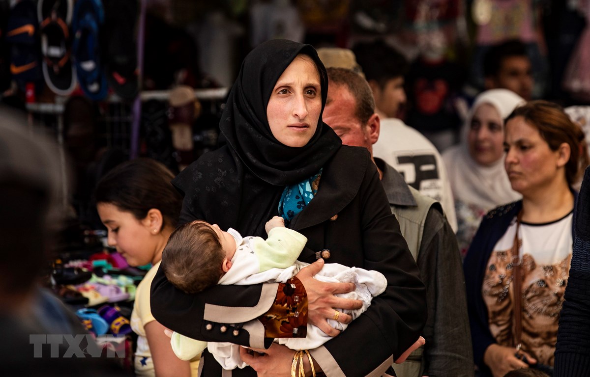 Người dân mua sắm tại một khu chợ ở tỉnh Hasakeh, Syria ngày 12/5/2020. (Ảnh: AFP/TTXVN)