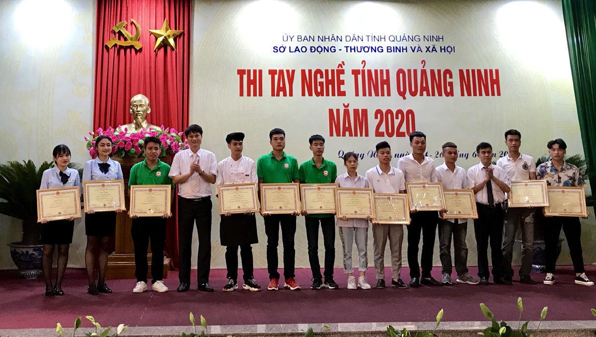 Các thí sinh được nhận giải tại Hội thi tay nghề Quảng Ninh năm 2020.