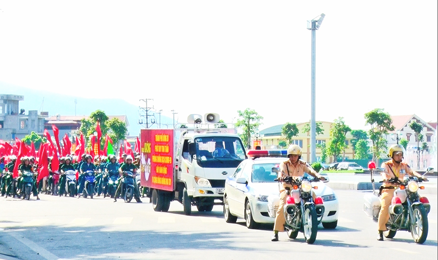 Lực lượng chức năng TP Uông Bí xuống đường tuyên truyền phong chống ma túy.