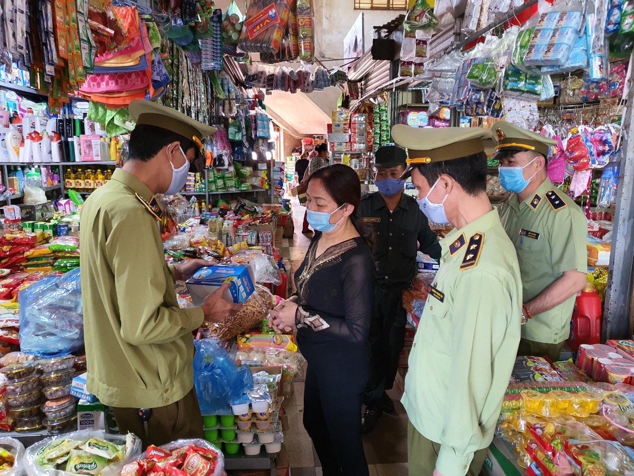 Cán bộ Đội QLTT số 8 kiểm tra các mặt hàng kinh doanh, buôn bán tại chợ Trung tâm thị trấn Tiên Yên.