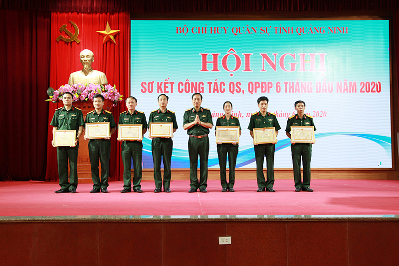 Các tập thể, cá nhận được Bộ Tư lệnh Quân khu 3 khen thưởng tại hội nghị.