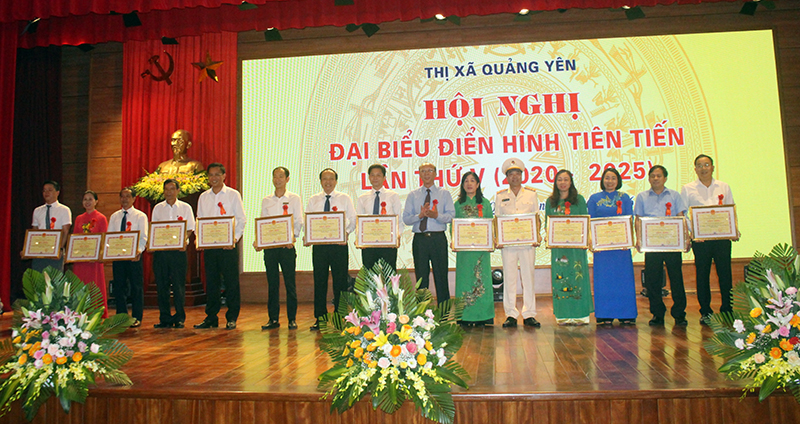 8 tập thể và 7 cá nhân tiêu biểu của  thị xã Quảng Yên có thành tích xuất sắc trong phong trào thi đua yêu nước giai đoạn 2015-2020 được nhận Bằng khen của UBND tỉnh.
