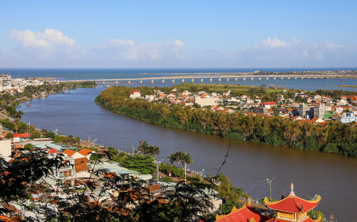 Từ tháp Nhạn có thể thấy được bao quát thành phố Tuy Hòa, bờ biển, cầu Hùng Vương bắc qua cửa sông Đà Rằng... Tháp Nhạn được xếp hạng Di tích quốc gia đặc biệt năm 2018.