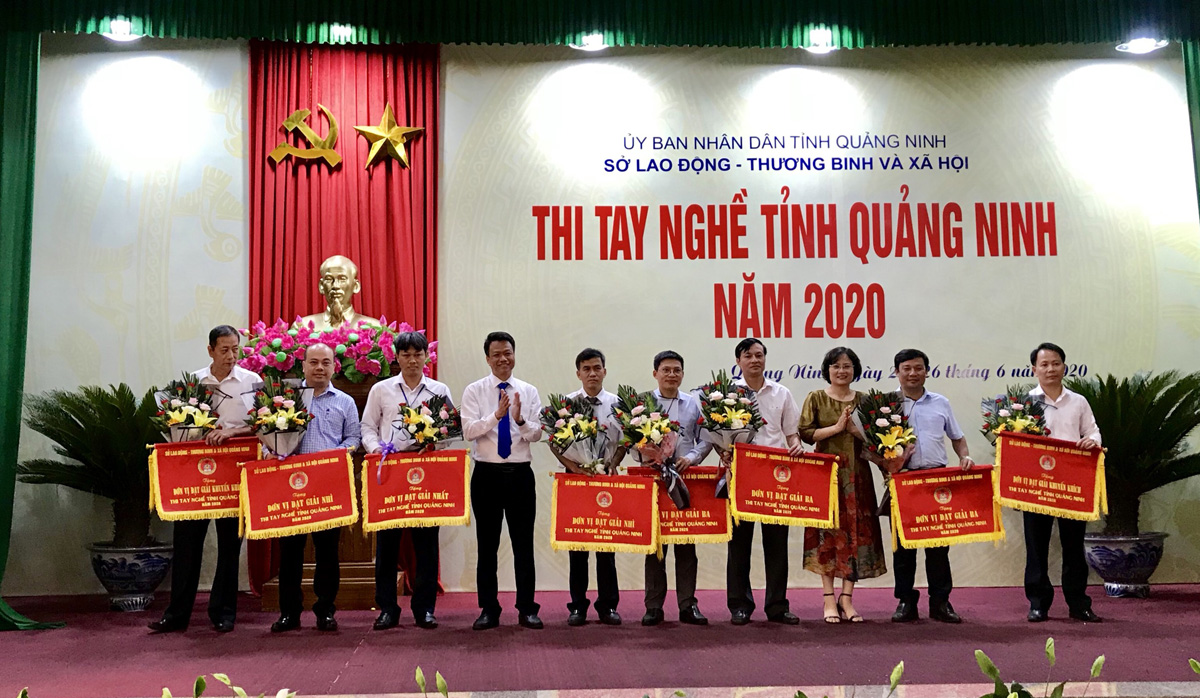 Ban Tổ chức trao giải cho các tập thể đoạt giải tại Hội thi tay nghề Quảng Ninh năm 2020.