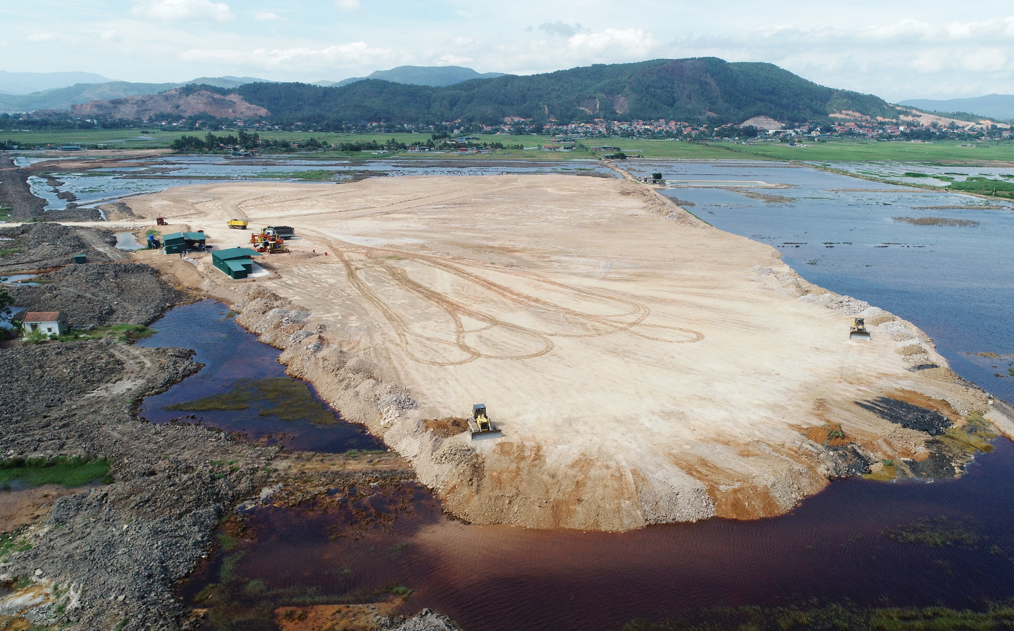 KCN Sông Khoai đang được Tập đoàn Amata triển khai san lấp mặt bằng.