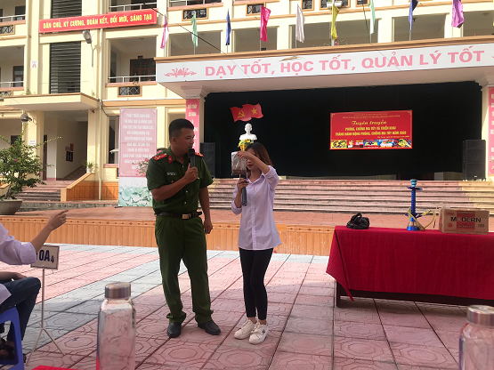Thượng úy Trương Duy Phong, cán bộ Công an tỉnh tuyên truyền phòng chống tác hại của ma tuý bằng dụng cụ trực quan cho học sinh Trung tâm Hướng nghiệp và Giáo dục thường xuyên tỉnh.
