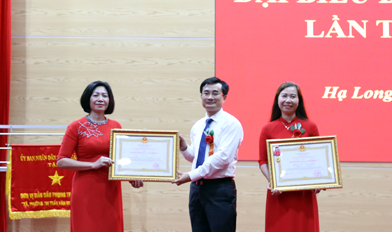 Đồng chí Nguyễn Anh Tú, Phó Bí thư TT Thành ủy  trao Huân chương lao động cho tập thể trường THCS Trần Quốc Toản và cô giáo Đỗ Thị Liễu  - Hiệu trưởng trường TH Lê Hồng Phong
