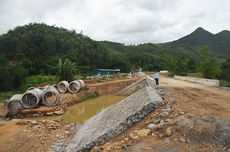 Công trình đường đấu nối QL279 với tỉnh lộ 342, đoạn quan thôn Đồng Quặng (xã Đồng Lâm, TP Hạ Long) đang được thi công.