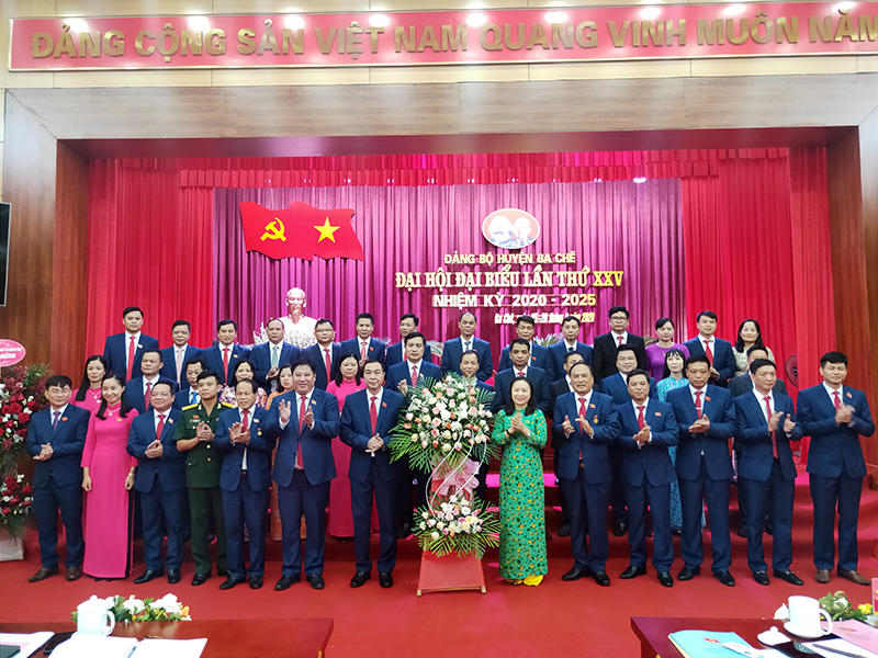Ban Chấp hành Đảng bộ huyện Ba Chẽ, khóa XXV ra mắt Đại hội.