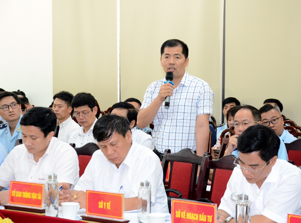 Đại diện Công ty TNHH Vận tải Việt Thuận phát biểu ý kiến tại hội nghị.