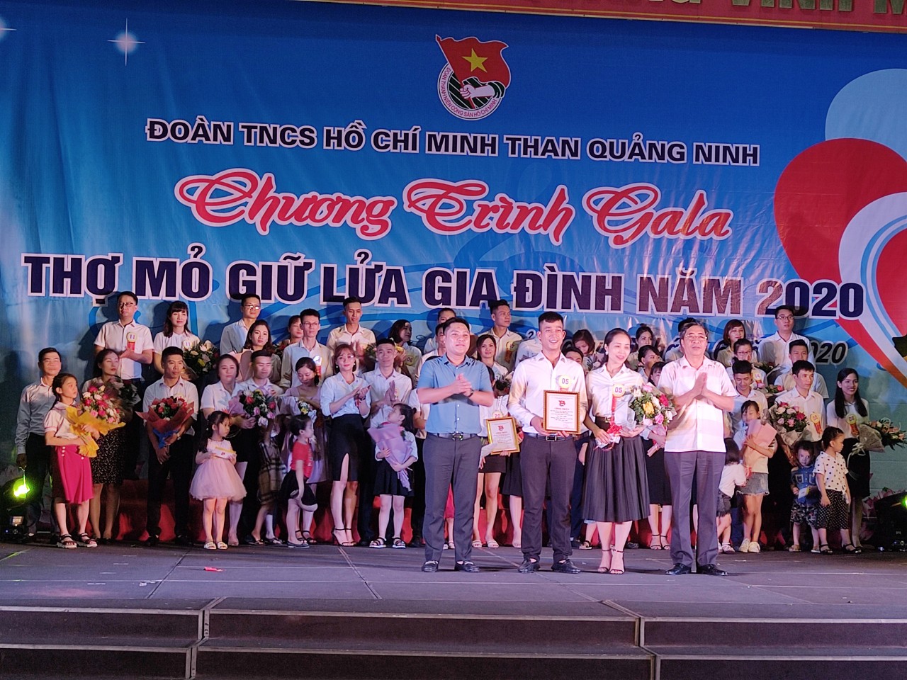 Gia đình anh Nguyễn Văn Thái, chị Nguyễn Thị Thúy Liên đến từ Đoàn TN Công ty Than Mạo Khê giành giải nhất Gala