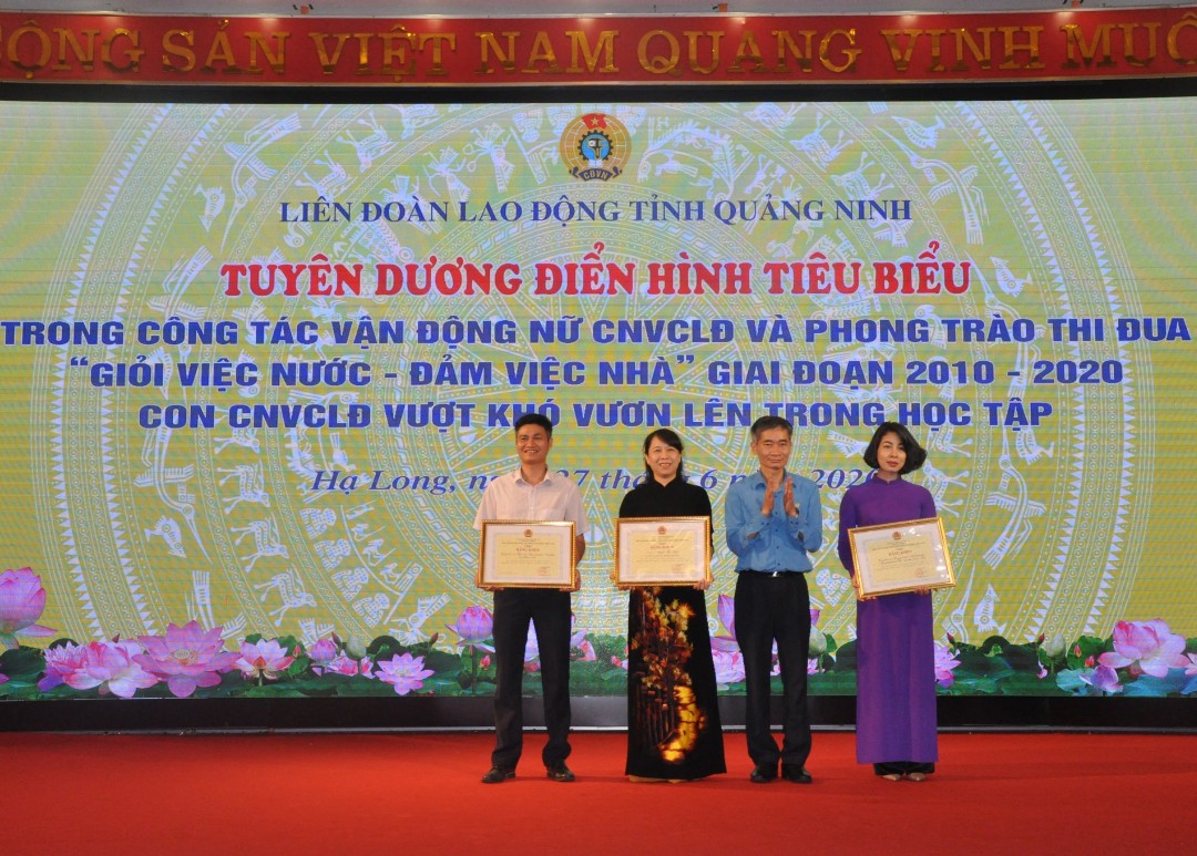 Đồng chí Trần Văn Thuật, Phó Chủ tịch Tổng LĐLĐ Việt Nam trao thưởng của Tổng LĐLĐ Việt Nam cho các tập thể, cá nhân