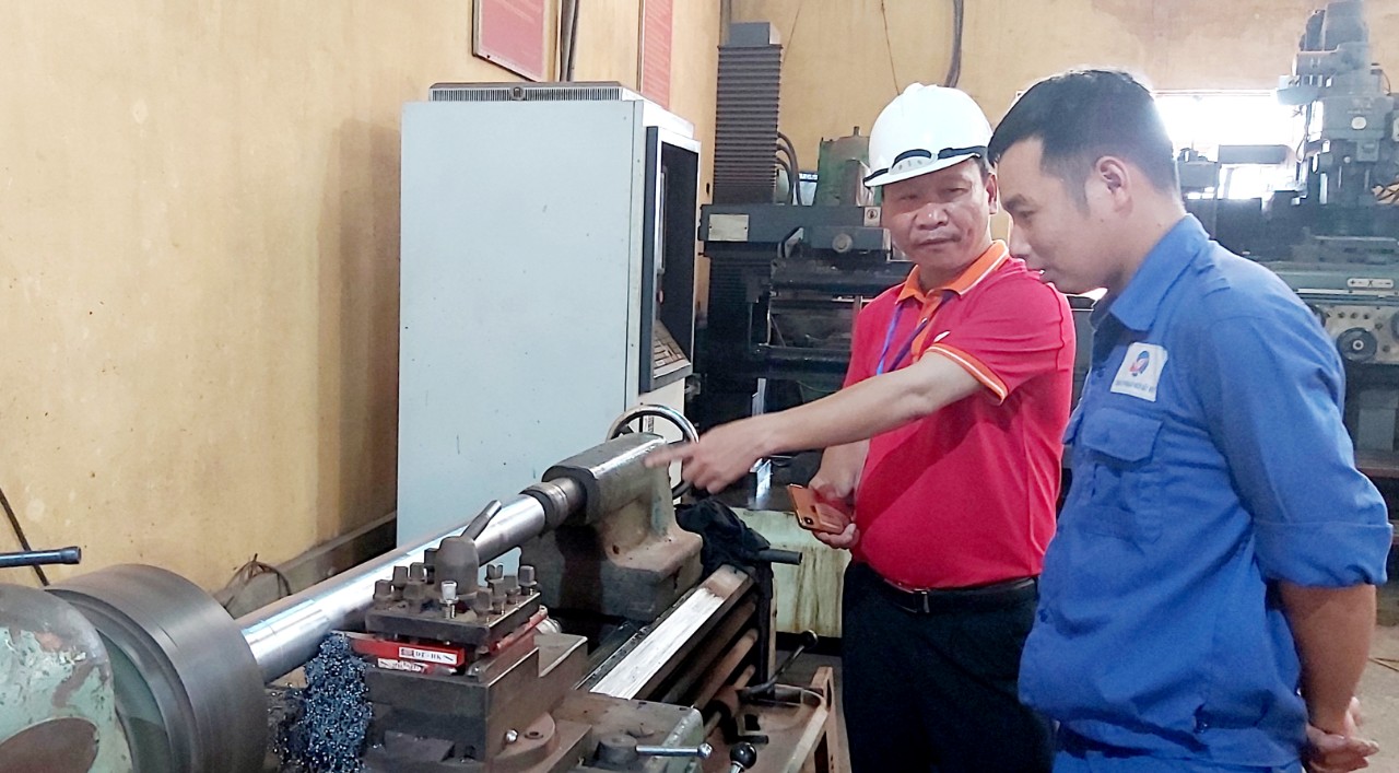 Ông Nguyễn Văn Lai, Phó Giám đốc, Chủ tịch Công đoàn Công ty CP gạch ngói Đất Việt (áo đỏ): Mỗi ngày làm việc hiệu quả là một sáng kiến.