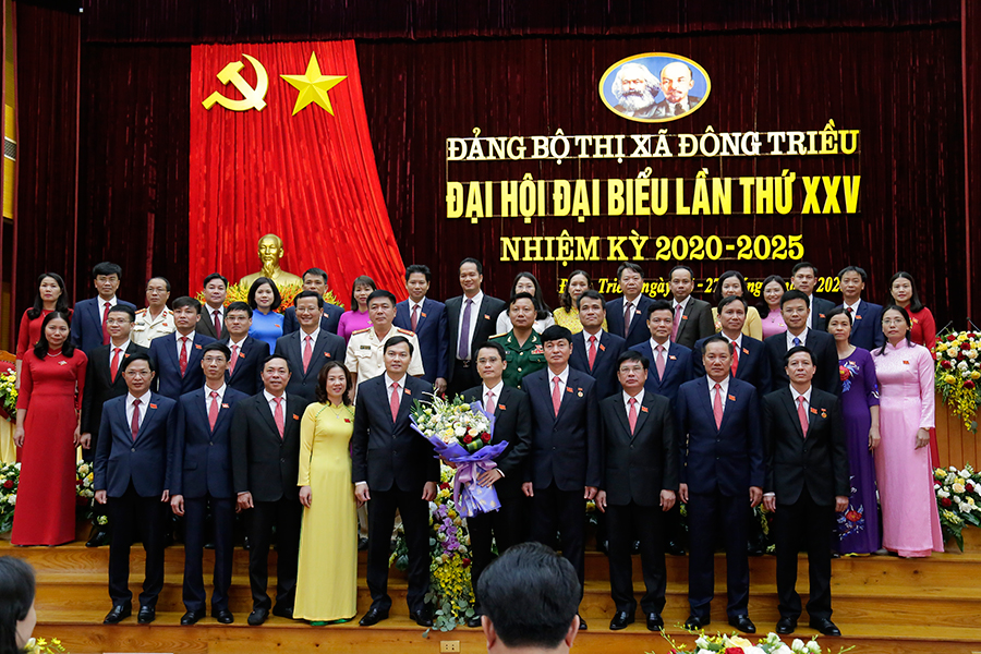 BCH Đảng bộ TX Đông Triều ra mắt đại hội.