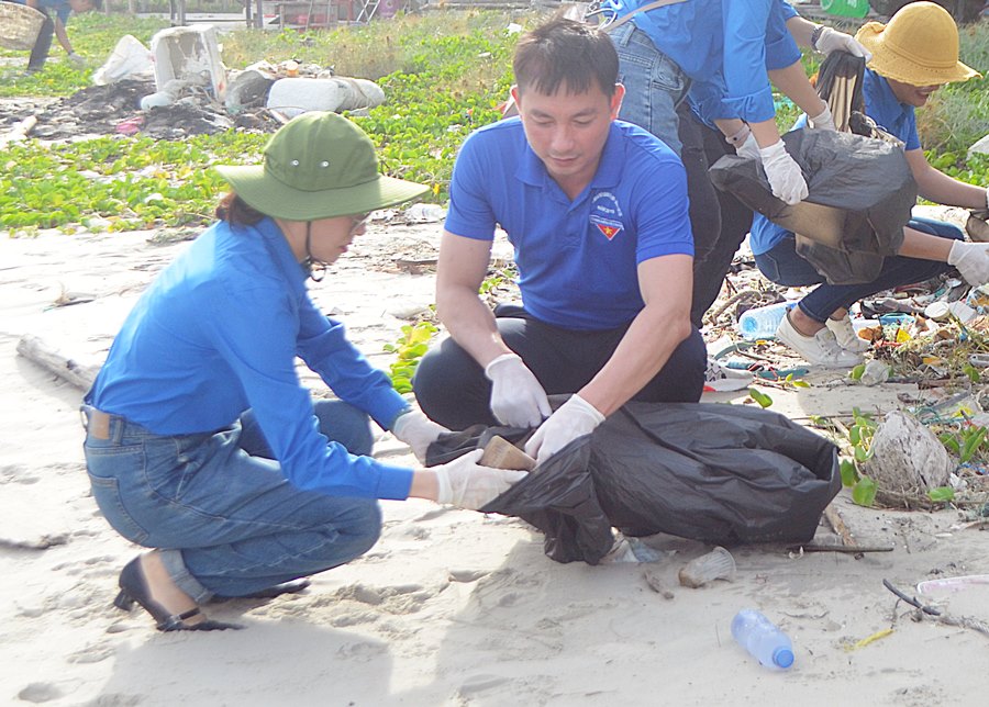 Đồng chí Lê Hùng Sơn, Bí thư Tỉnh đoàn cùng đông đảo đoàn viên tham gia dọn rác tại bãi biển Trường Chinh.