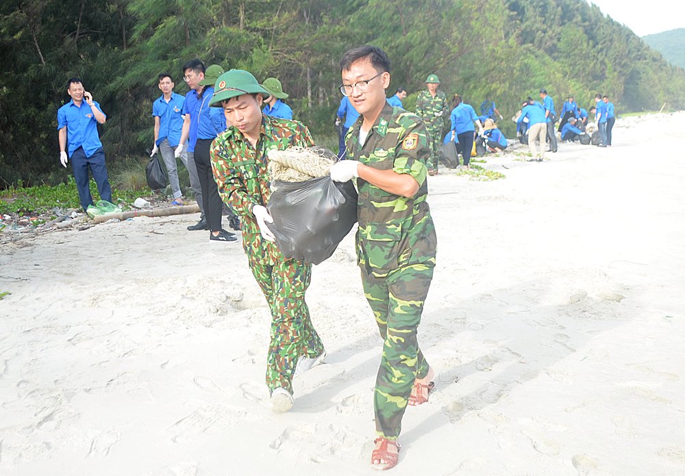 Cán bộ chiến sĩ Đồn BP Ngọc Vừng tham gia dọn, tập kết rác thải tại lễ ra quân.