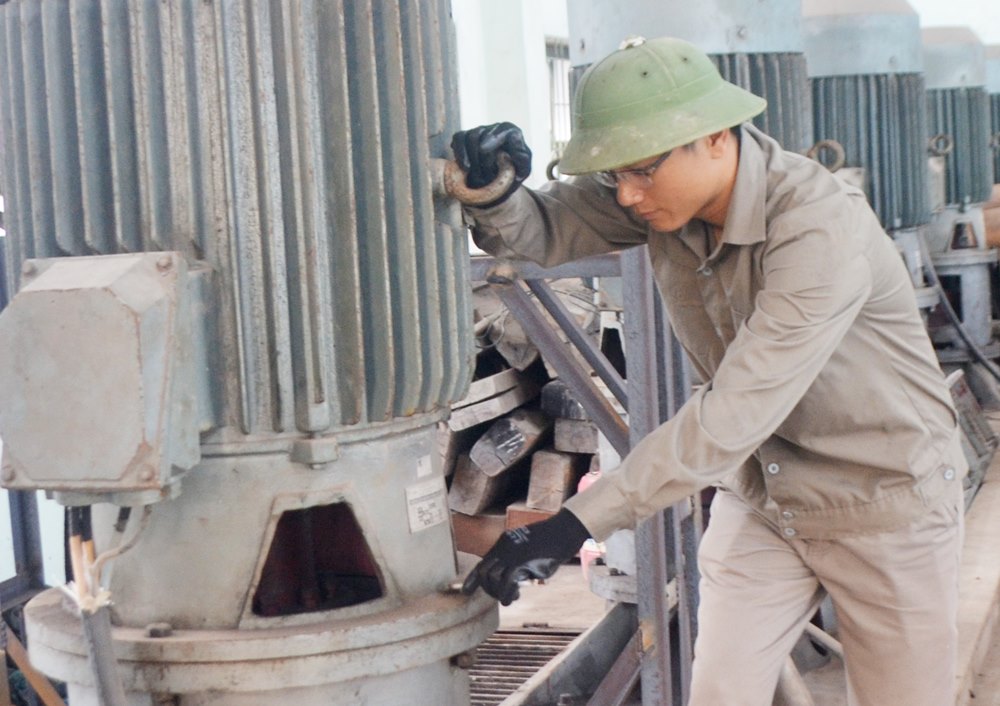 Cán bộ Trạm Thủy nông Đạm Thủy - Công ty TNHH MTV Thủy Lợi Đông Triều kiểm tra hệ thống bơm tại Trạm.