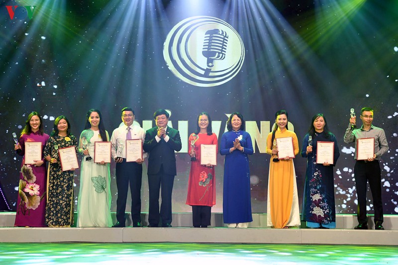 Phó Chủ tịch nước Đặng Thị Ngọc Thịnh và Tổng Giám đốc Đài TNVN Nguyễn Thế Kỷ trao giải Vàng cho các tác giả, tác phẩm đạt giải ở thể loại Chương trình Phát thanh trực tiếp.