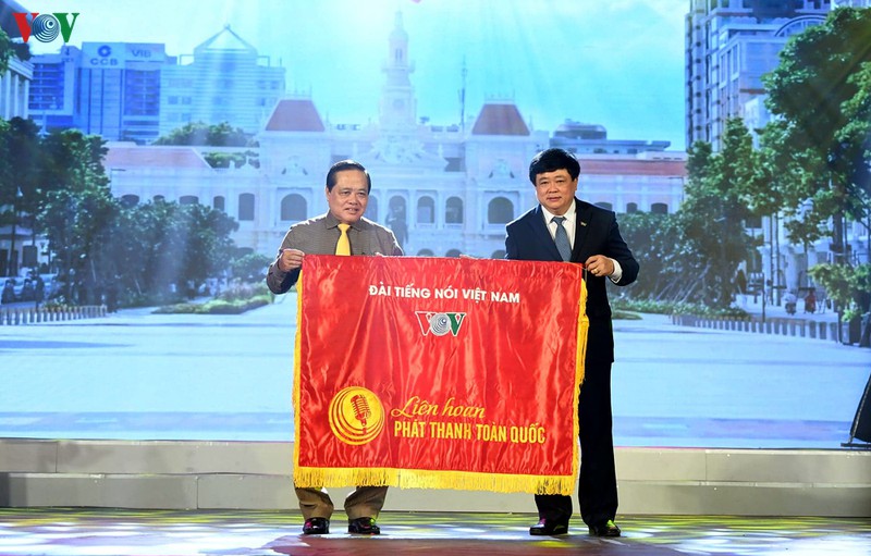 Ông Nguyễn Thế Kỷ trao cờ đăng cai tổ chức LHPT toàn quốc lần thứ XV-2022 cho ông Nguyễn Trọng Trí.
