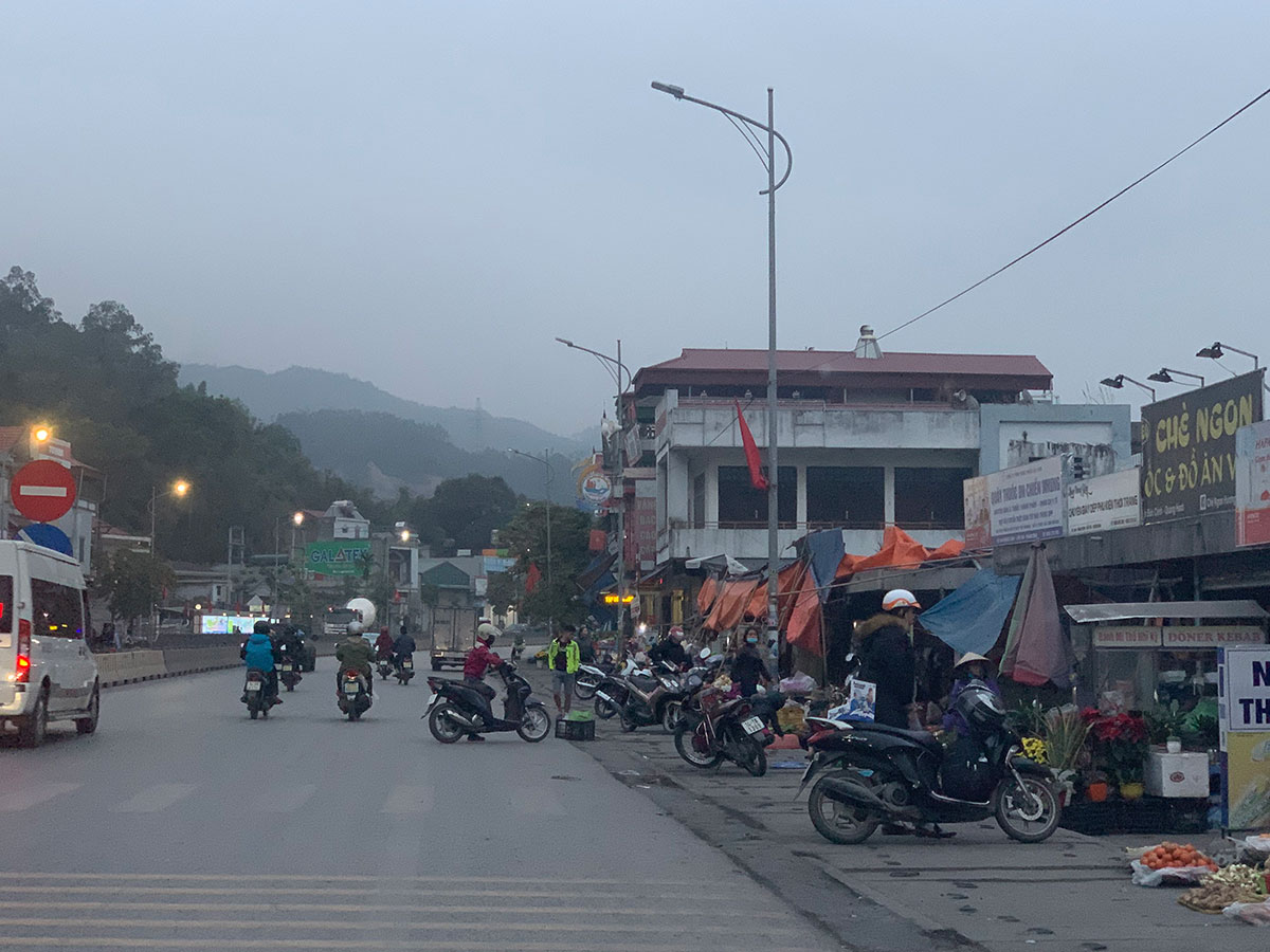 Chợ xuông cấp, không có nhà đầu tư xây mới nên người dân Phường Quang Hanh (Cẩm Phả) vẫn họp chợ ngay sát mép đường như thế này.